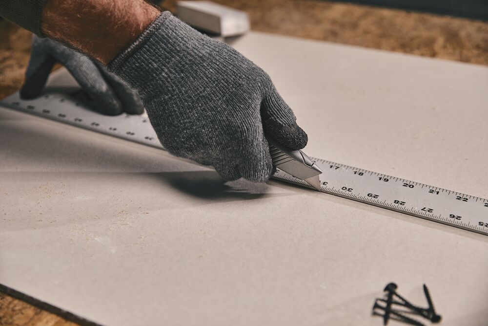 5 and half inch Fixed blade interlock utility knife cutting hard sheet.
